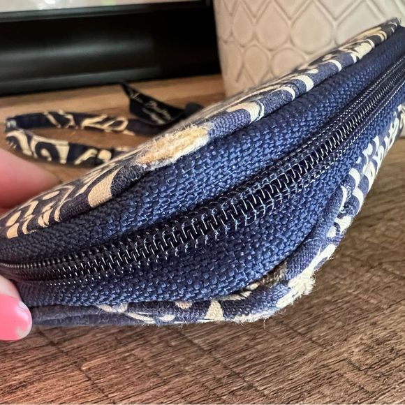 EUC—Vera Bradley All in One Wristlet Navy blue - Picture 10 of 11